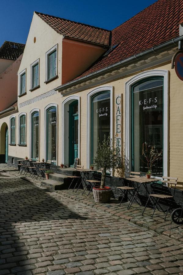 Kefs Guesthouse & Cafe Эрёскёбинг Экстерьер фото