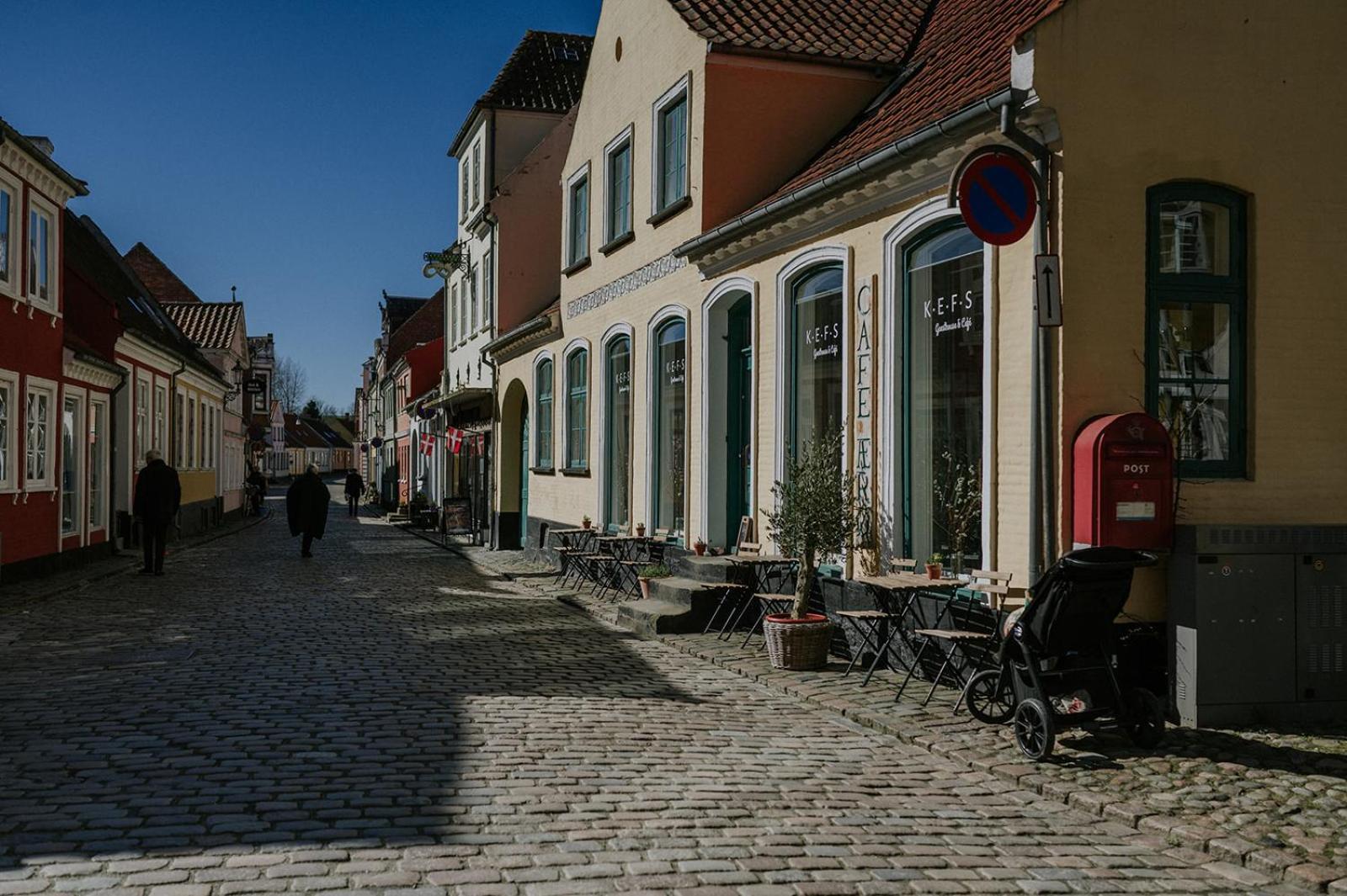 Kefs Guesthouse & Cafe Эрёскёбинг Экстерьер фото